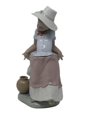 LLADRÓ Porcelain Figurine Girl with Hat & Pot "Girl with Pitcher"